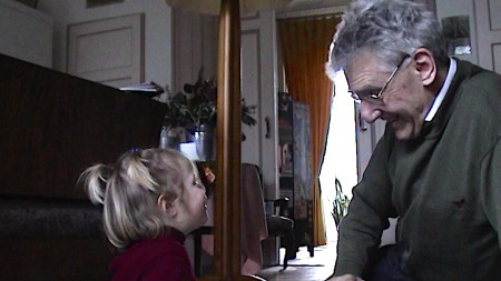 Anna en haar opa Harry Meinardi Anna en haar opa Harry Meinardi